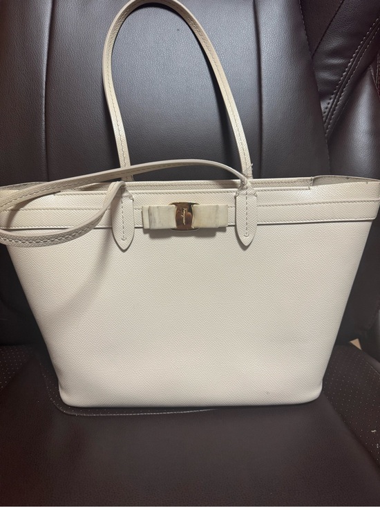 Handbags - Ferragamo Cream Leather Bow Tote Bag